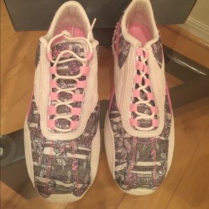 NEW Reebok women shoes US size 7.5  floral pink